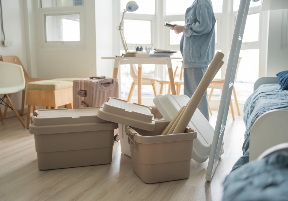 asia-yeoseong-hagsaeng-i-gisugsaleul-jeonglihago-gisugsa-bang-eseo-jim-eul-nida-daehagsaeng-i-saeloun-daehag-gisugsalo-isahageona-isahal-junbileul-hago-issseubnida